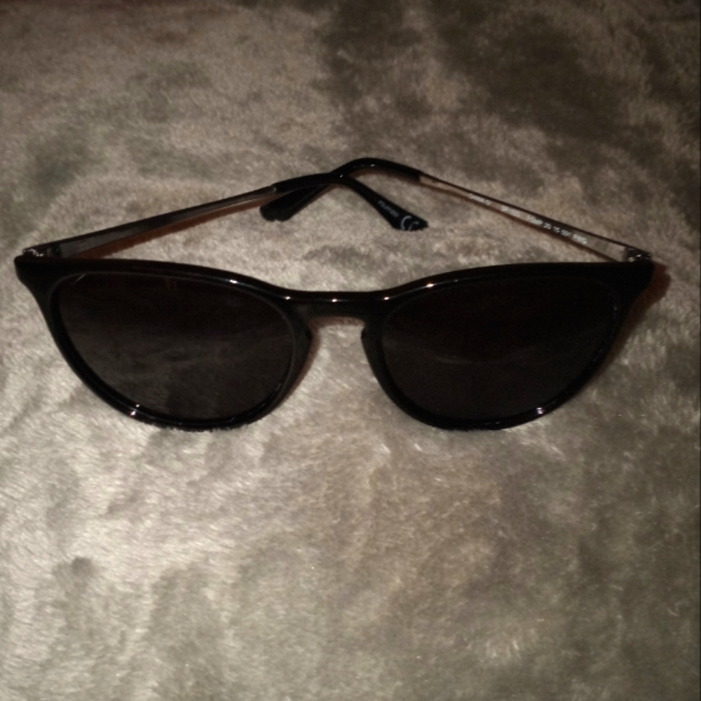 Foster Grant Sleek Black Sunglasses  🕶 😎